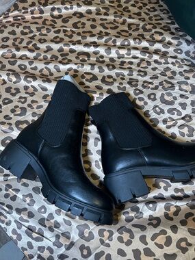 Black Chunky Chelsea Boots - Women's Fashion Ankle Boot
